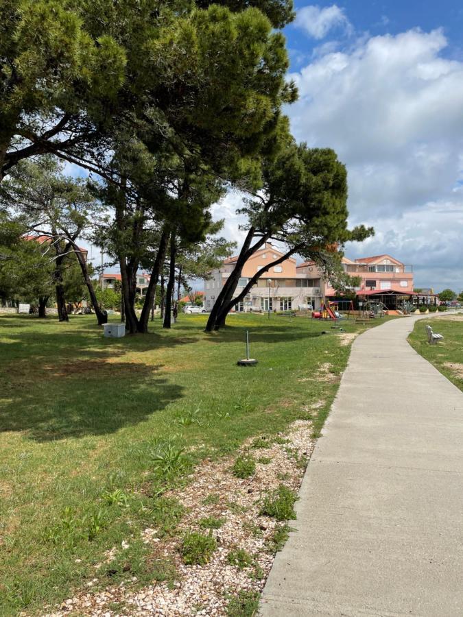 Lakokocsik A Tengerparton - Caravans At The Sandy Beach Privlaka  Εξωτερικό φωτογραφία