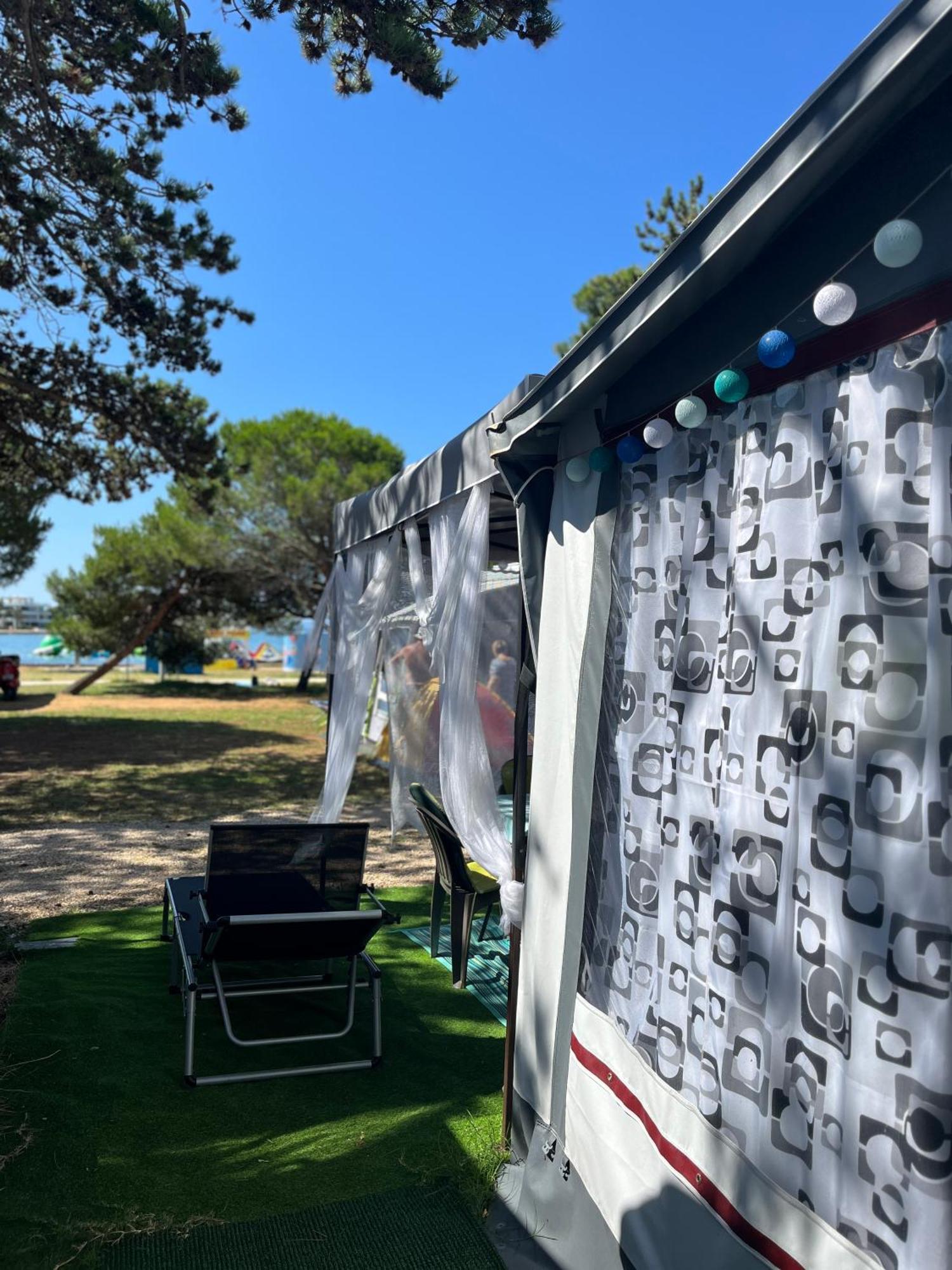 Lakokocsik A Tengerparton - Caravans At The Sandy Beach Privlaka  Εξωτερικό φωτογραφία